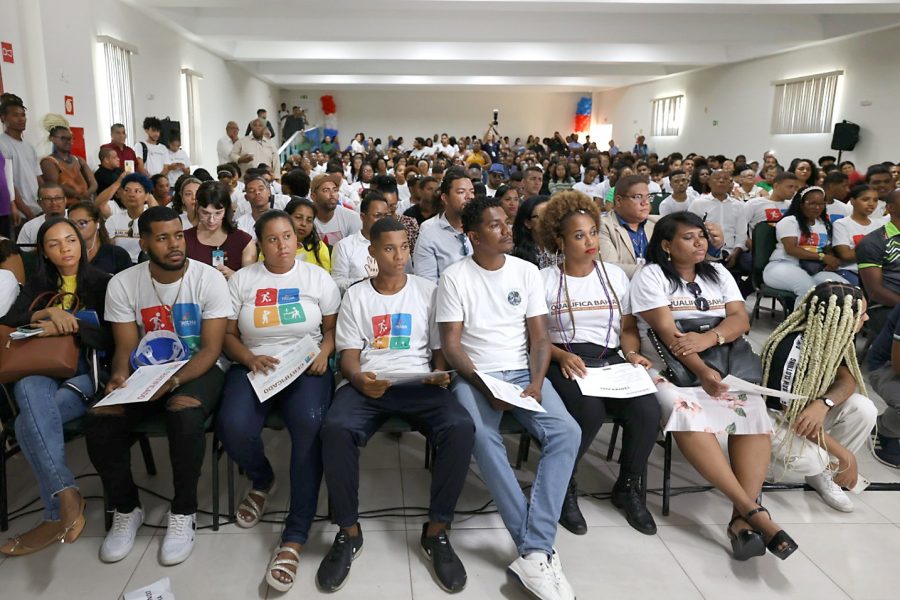 Certificação marca conquistas de 500 jovens e adultos nos programas Trilha e Qualifica Bahia