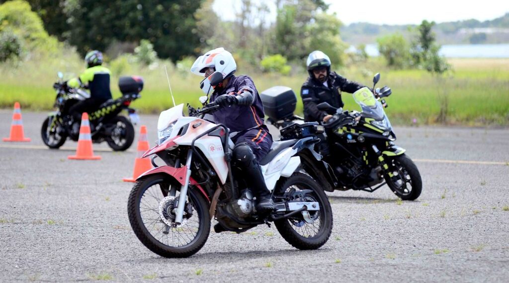 Agentes motociclistas da Prefeitura participam de treinamento em pilotagem segura