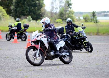 Agentes motociclistas da Prefeitura participam de treinamento em pilotagem segura