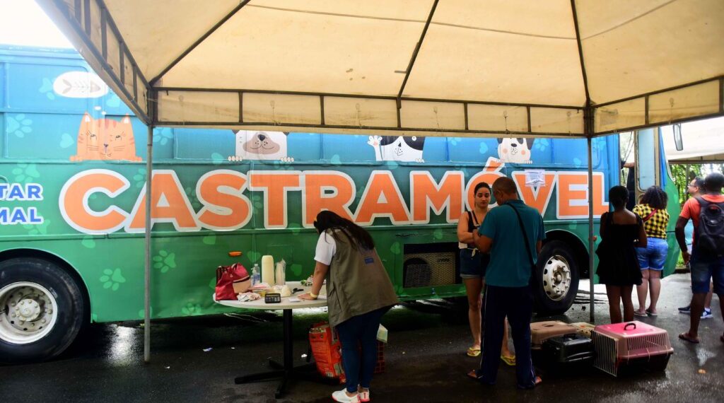 Castramóvel inicia atendimentos na Avenida Paralela