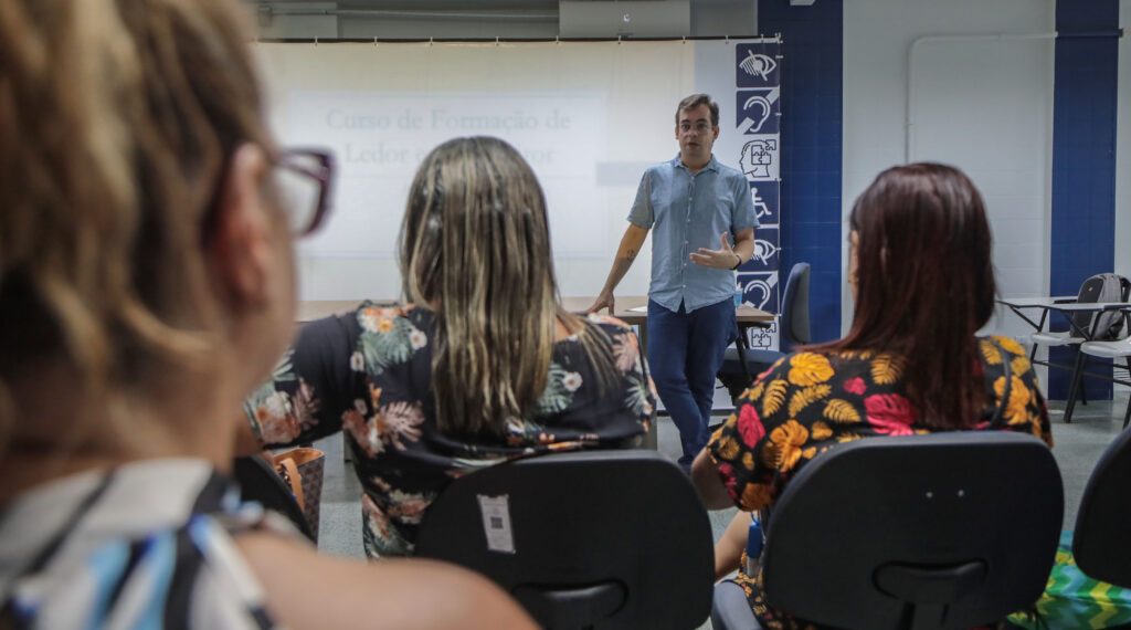 Curso gratuito forma ledores e transcritores em Salvador