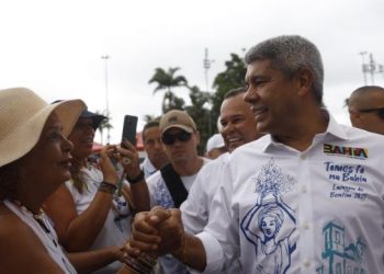 “Dia de agradecer e pedir pela paz no mundo, e que o Senhor do Bonfim nos acompanhe ao longo do ano”, declara governador no início do cortejo da Lavagem