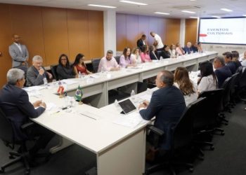 Em encontro com prefeitos, governador reafirma compromisso em apoiar as administrações municipais