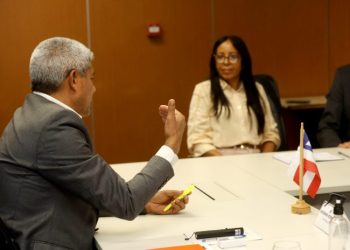Em reunião com prefeita de Cotegipe, governador entrega ambulância e trata de parcerias com o município