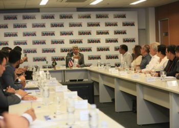 Governador anuncia ações emergenciais e programa de investimentos em reuniões com novos prefeitos