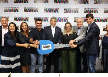 Governo do Estado entrega ambulância e discute obras e investimentos para Mundo Novo