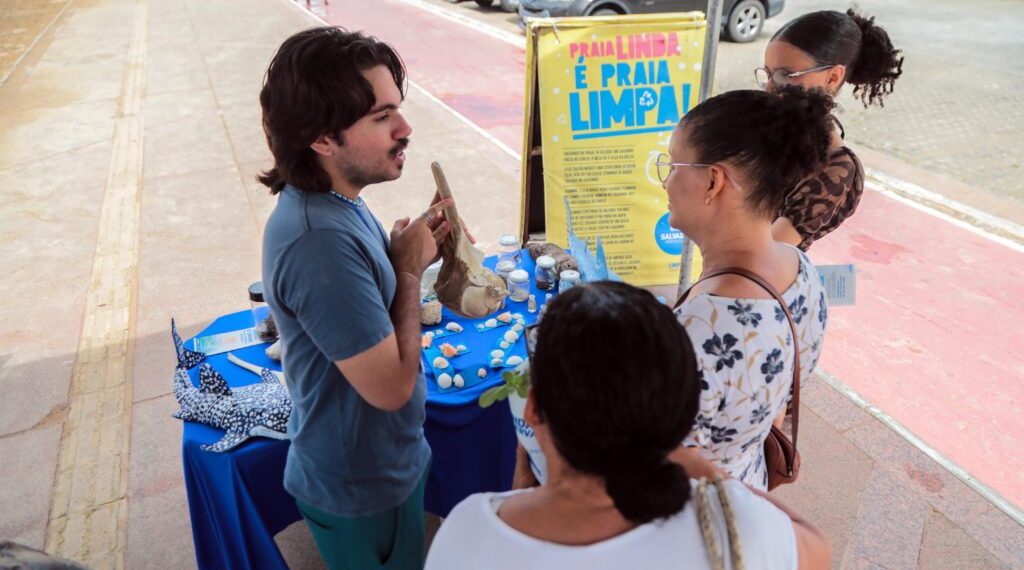 Limpurb promove trabalho de educação ambiental na praia de Piatã