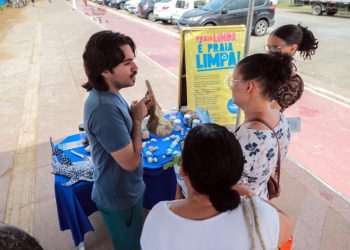 Limpurb promove trabalho de educação ambiental na praia de Piatã