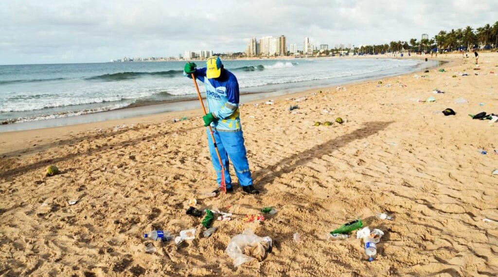 Limpurb recolhe 375 toneladas de resíduos durante virada 2024/2025 em Salvador