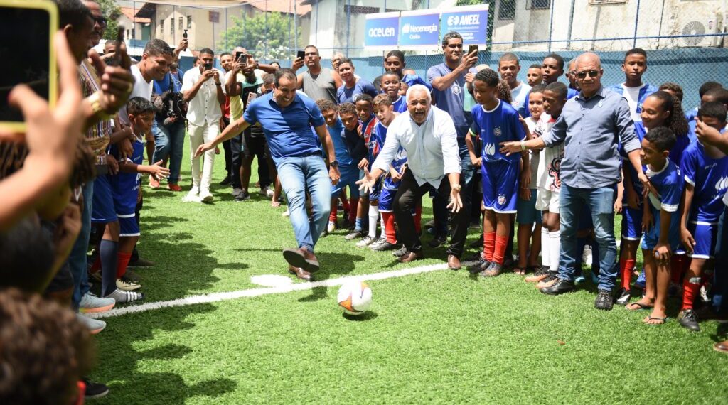 Prefeitura inaugura campo com grama sintética e lança Bora Bahêa Meu Bairro na Cidade Baixa