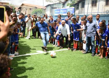 Prefeitura inaugura campo com grama sintética e lança Bora Bahêa Meu Bairro na Cidade Baixa