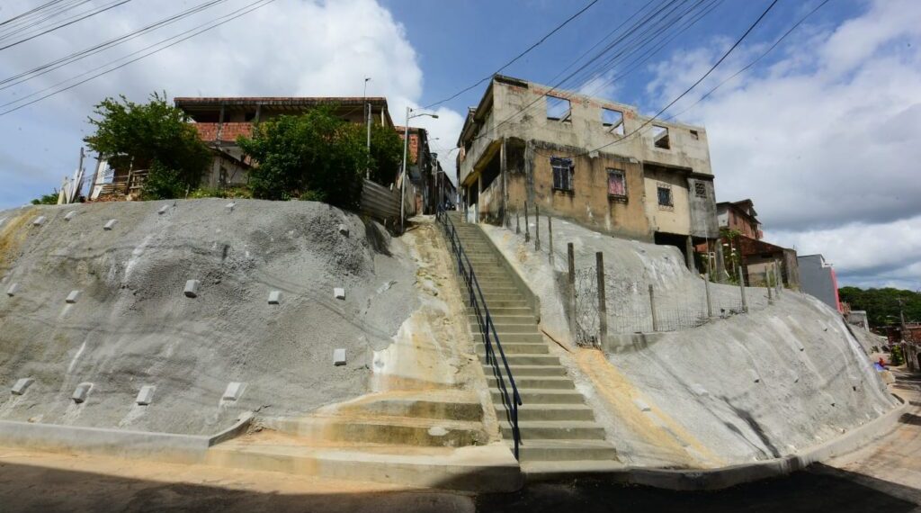 Primeira obra inaugurada pela Prefeitura em 2025, contenção de encosta garante segurança a famílias em Tancredo Neves