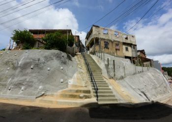 Primeira obra inaugurada pela Prefeitura em 2025, contenção de encosta garante segurança a famílias em Tancredo Neves