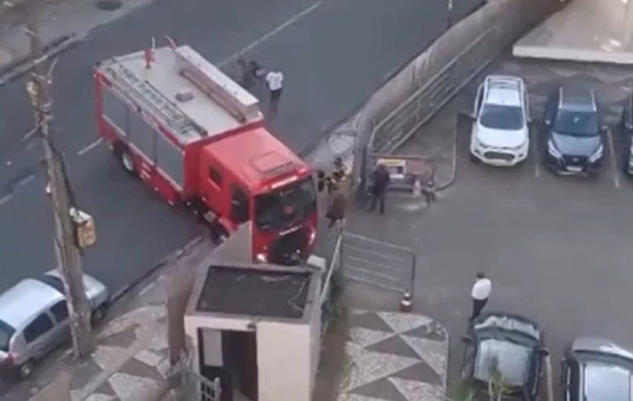Princípio de incêndio atinge telhado do Teatro Castro Alves