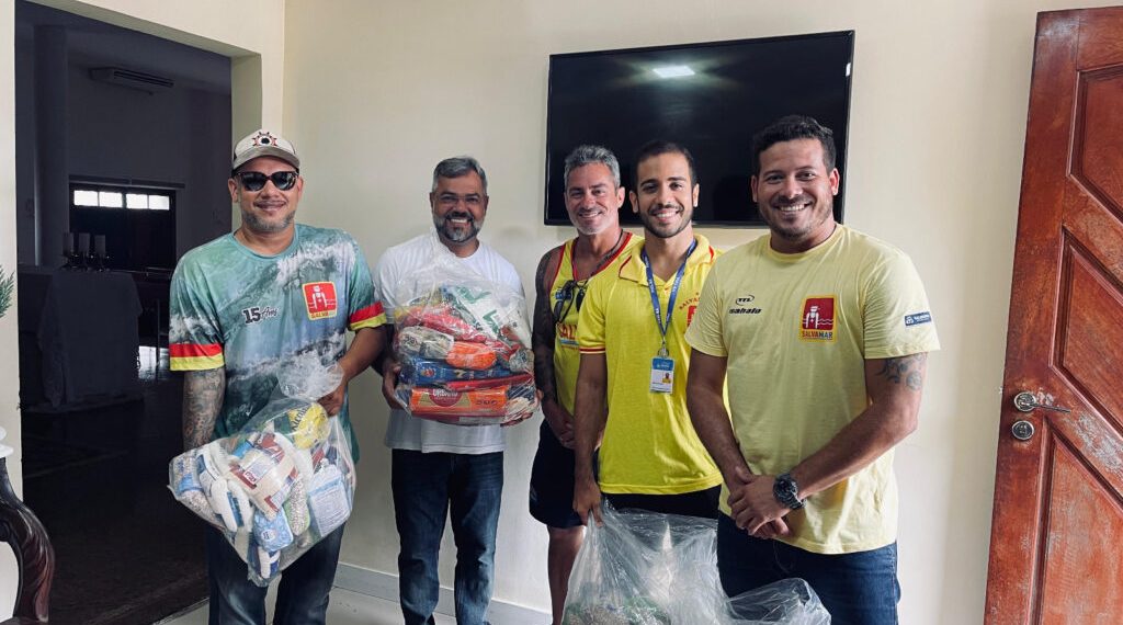 Salvamar entrega doações arrecadadas em ação promovida no Dia do Salva-Vidas