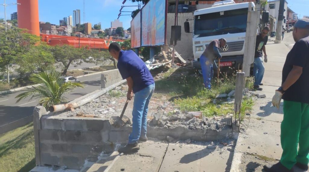 Sedur remove construções irregulares em Área de Proteção Ambiental em Itapuã