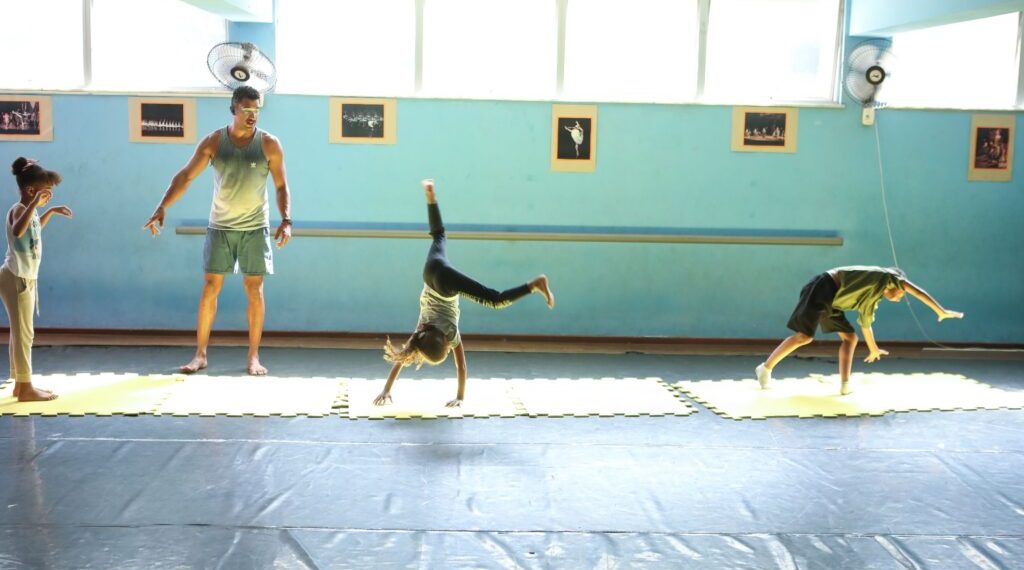 Território da Brincadeira transforma infâncias com arte circense, teatro e artes visuais em Salvador