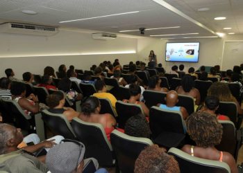 Visa capacita ambulantes sobre manipulação de alimentos e bebidas durante festas populares