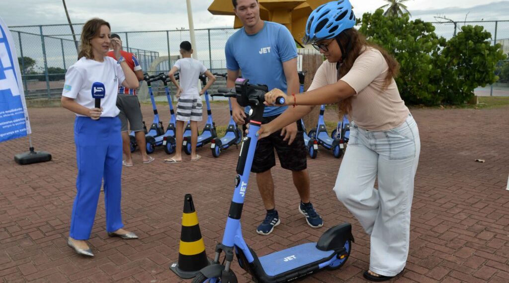 Ação promove aulas práticas de direção em patinetes elétricos para profissionais da imprensa