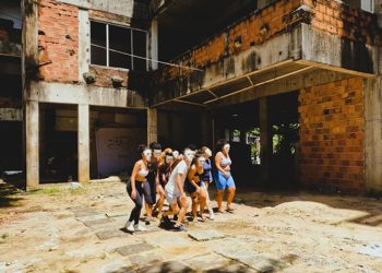 Alunos protestam contra o abandono do prédio em construção da Escola de Teatro da UfBA