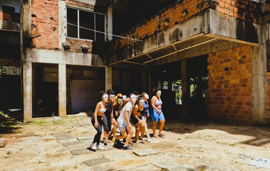 Alunos protestam contra o abandono do prédio em construção da Escola de Teatro da UfBA