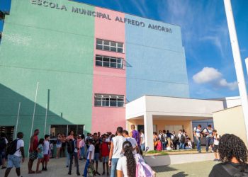 Ano letivo 2025 é iniciado nas 415 escolas municipais com entrega de fardamento e material didático