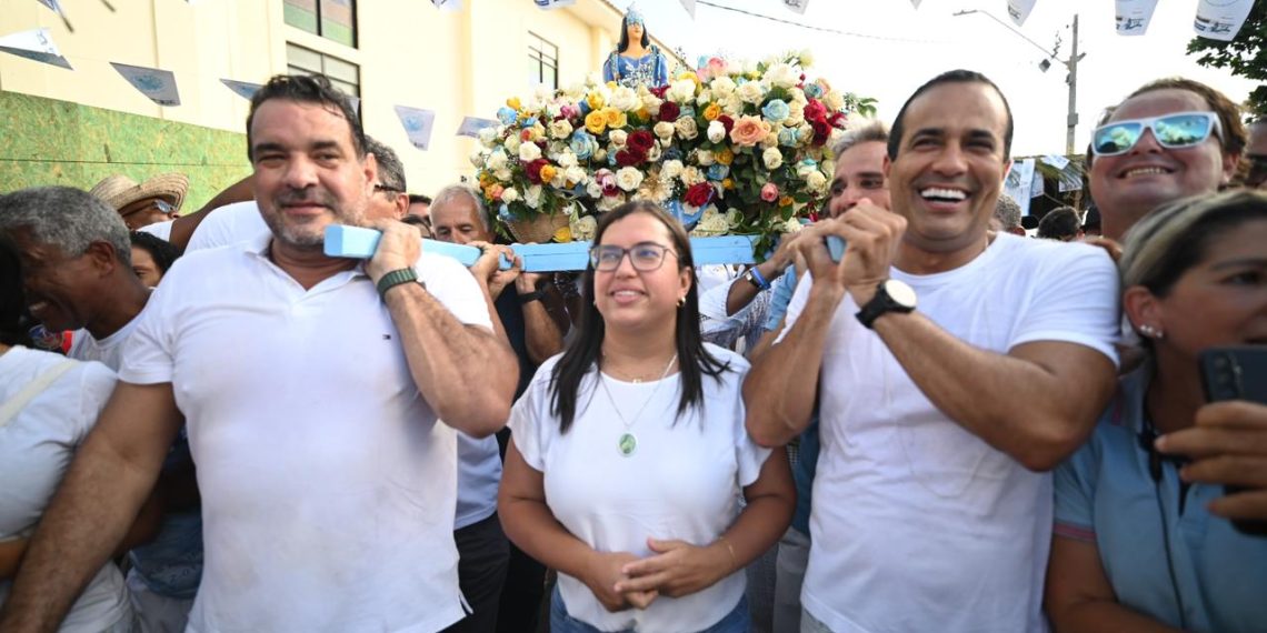 Bruno Reis acompanha entrega do presente principal para Iemanjá e exalta festa da Rainha do Mar: “Representa a força da nossa fé”