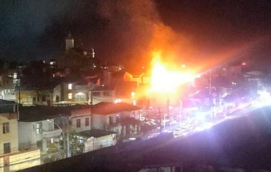 Casarão pega fogo no Santo Antônio Além do Carmo