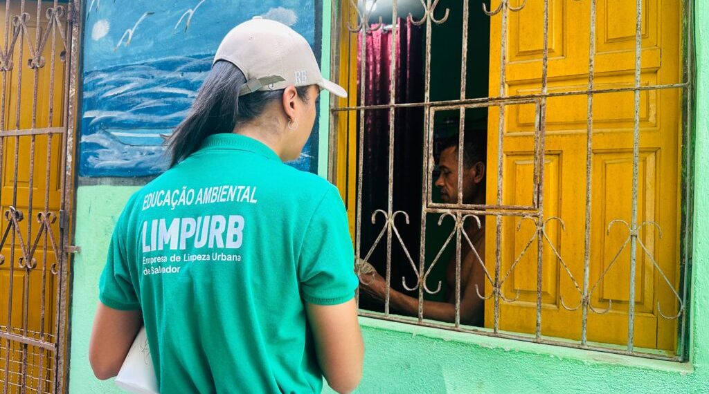 Limpurb realiza ações educativas no Imbuí e no Cabula sobre descarte adequado de resíduos domiciliares