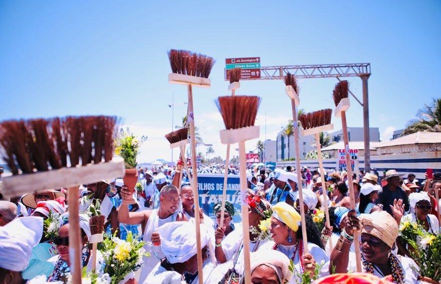 Moradores de Itapuã promovem a tradicional lavagem do bairro nesta quinta (20)
