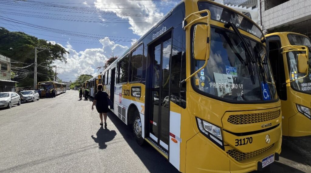 Novos ônibus com ar-condicionado são entregues em Conjunto Pirajá