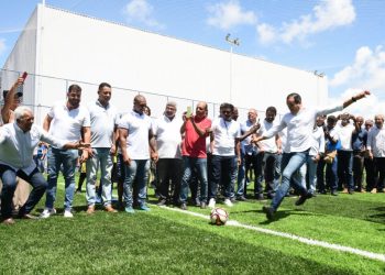 Prefeitura entrega nova arena esportiva em Itapuã e chega a 70 campos com grama sintética em Salvador