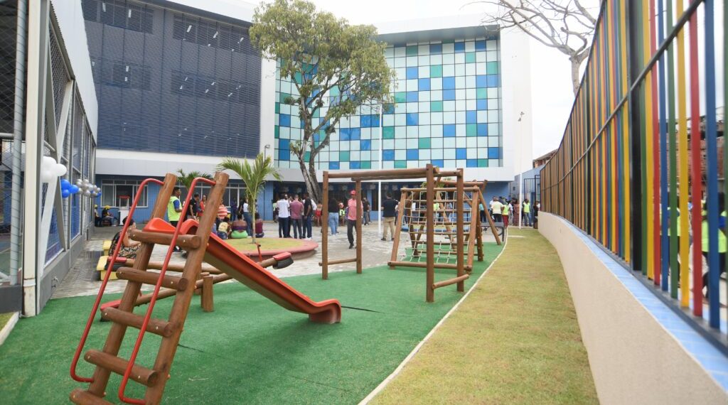 Prefeitura entrega nova escola no Rio Sena, Subúrbio Ferroviário, com capacidade para mais de 1 mil alunos