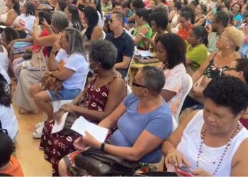 Professores se unem em assembleia pela garantia do cumprimento da Lei do Piso em Salvador