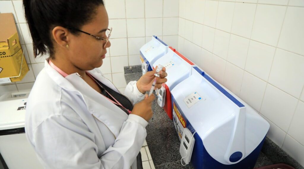 Salvador completa um ano de vacinação contra a dengue com mais de 95 mil doses aplicadas