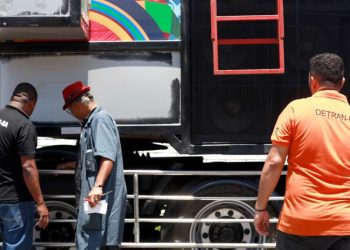 Trios elétricos e carros passam por vistoria do governo do Estado