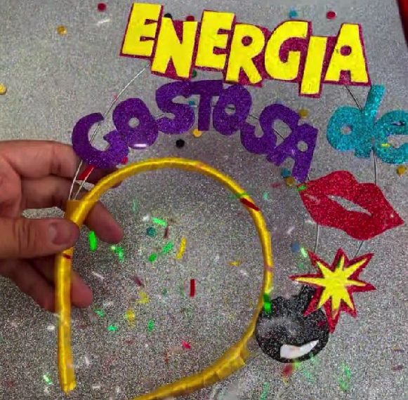 Valéria recebe oficina gratuita de tiaras personalizadas para Carnaval