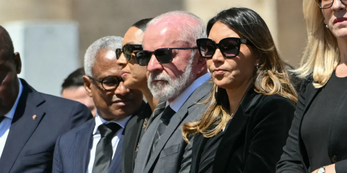 Lula e Janja chegam ao espaço destinado a autoridades no funeral do Papa