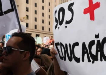 Professores da rede estadual de SP entram em greve nesta sexta (25)