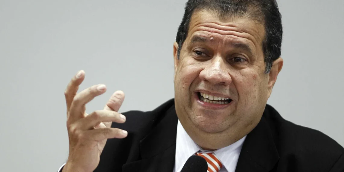 Após fraude no INSS, Lupi pede demissão do Ministério da Previdência