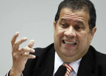 Após fraude no INSS, Lupi pede demissão do Ministério da Previdência