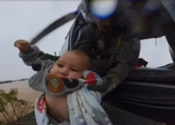 Bebê resgatado por helicóptero morre um ano após enchente no RS