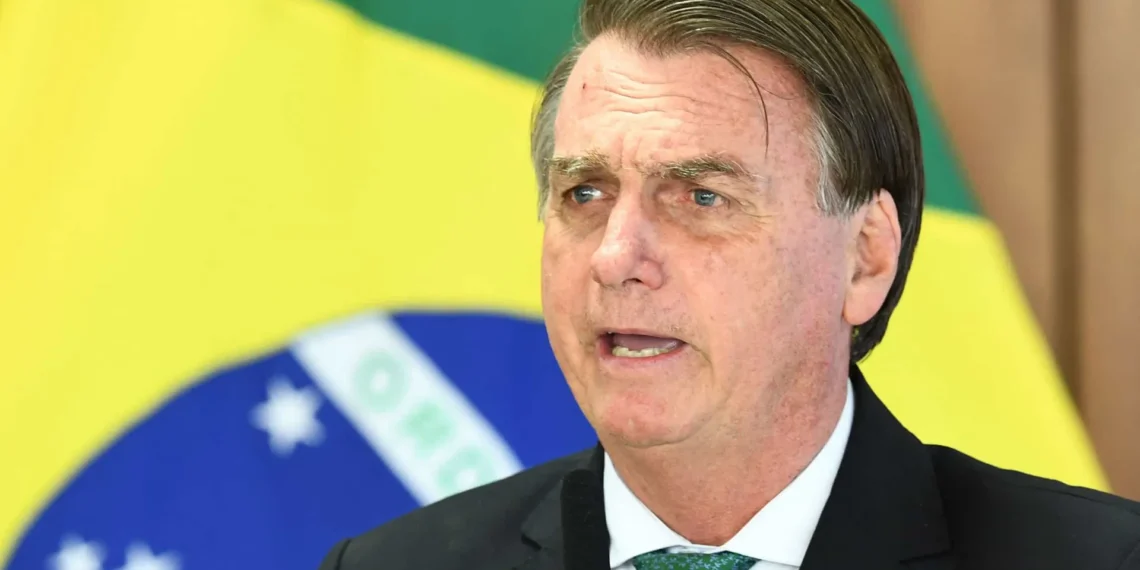 Bolsonaro deixa UTI, mas segue sem previsão de alta hospitalar