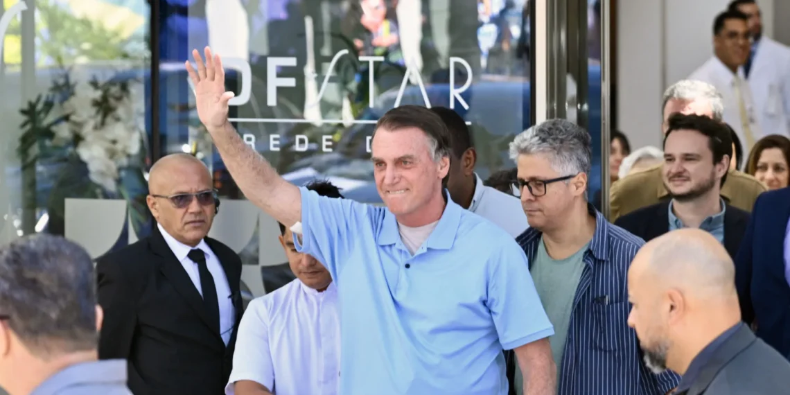 Bolsonaro recebe alta e deixa hospital três semanas após cirurgia