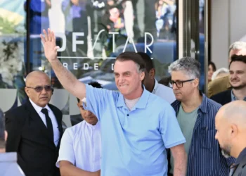 Bolsonaro recebe alta e deixa hospital três semanas após cirurgia