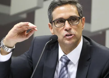 Campos Neto diz que informou Comissão de Ética Pública sobre cargo no Nubank, mas governo nega