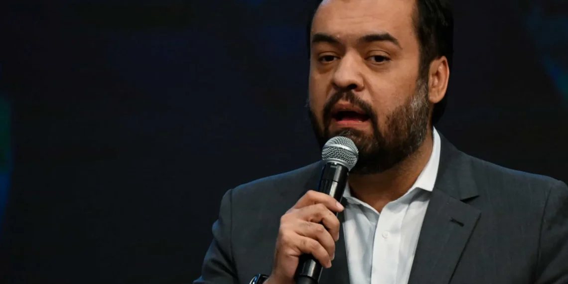 Castro sanciona lei para ter policiais em ônibus do Rio após aumento de assaltos