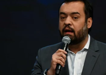 Castro sanciona lei para ter policiais em ônibus do Rio após aumento de assaltos