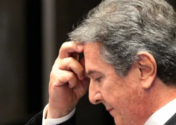 Collor deixa presídio em Maceió para cumprir prisão domiciliar após 6 dias