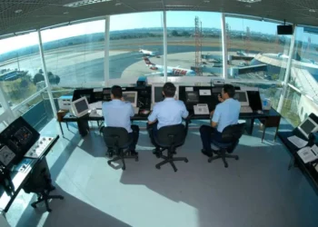 Controladores de voo recorrem a bicos com Uber e aulas para complementar renda